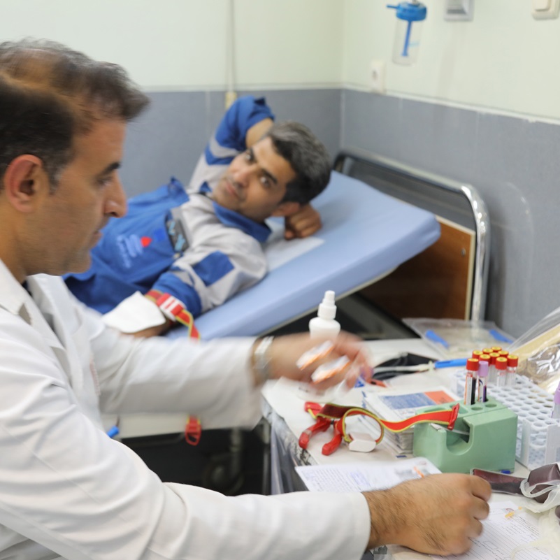 کارکنان شرکت پتروشیمی شیراز خون اهدا کردند